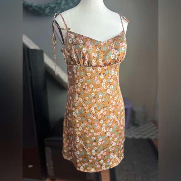 Floral Dress with Adjustable Straps - Picture 5 of 11